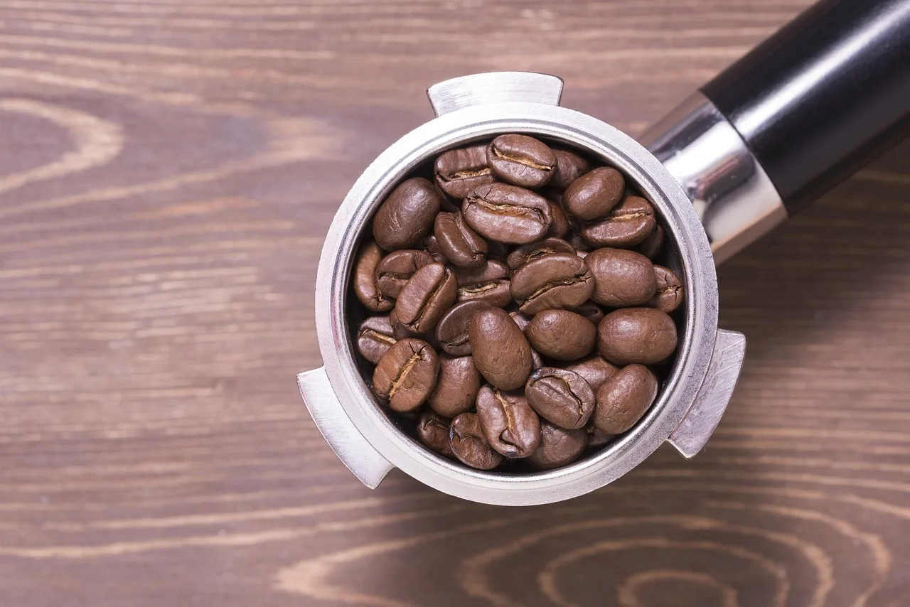 Kahve çekirdeği ve espresso portafiltre fotoğrafı