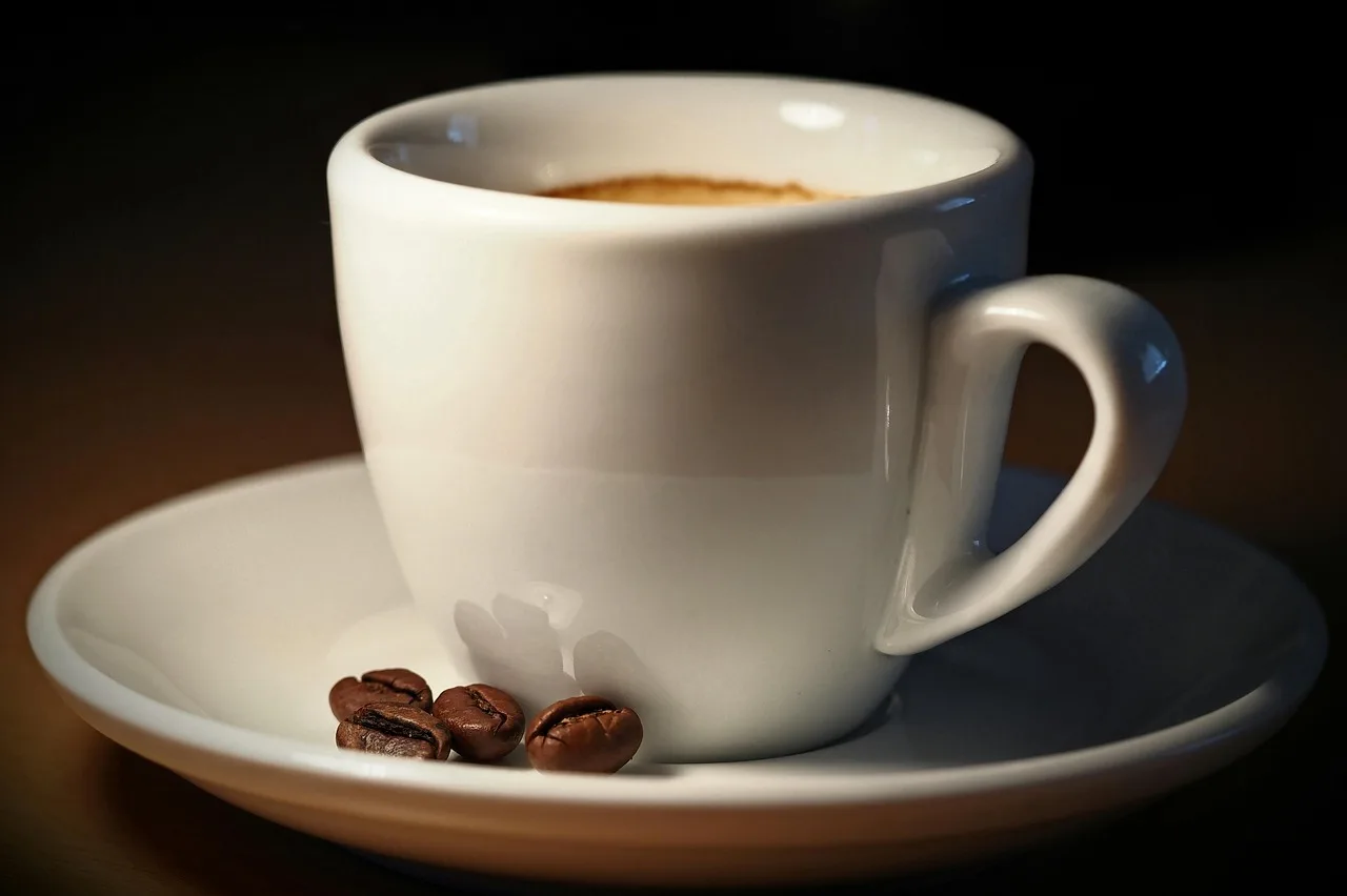 Kahve çekirdekleriyle sabah kahvaltısı - sıcak espresso