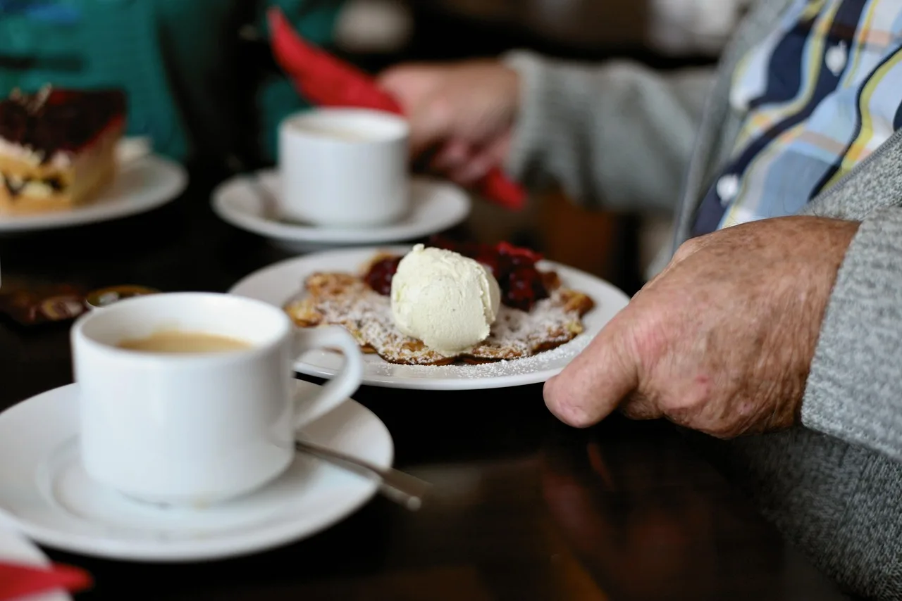 Kahve dükkanı waffle ve dondurma ikilisi - lezzetli an