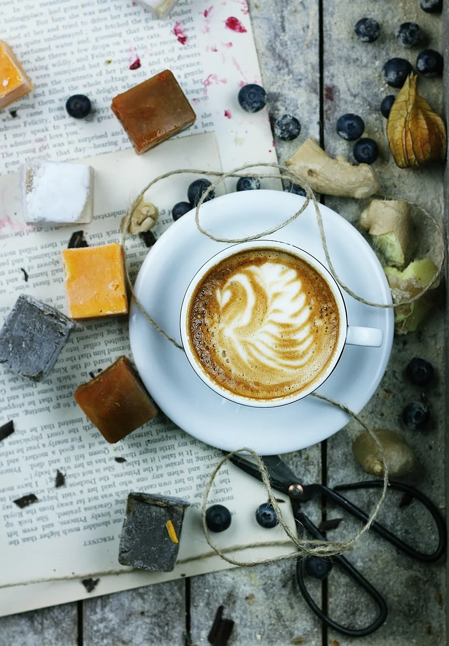 Kahve fincanı flatlay - minimalist mobil duvar