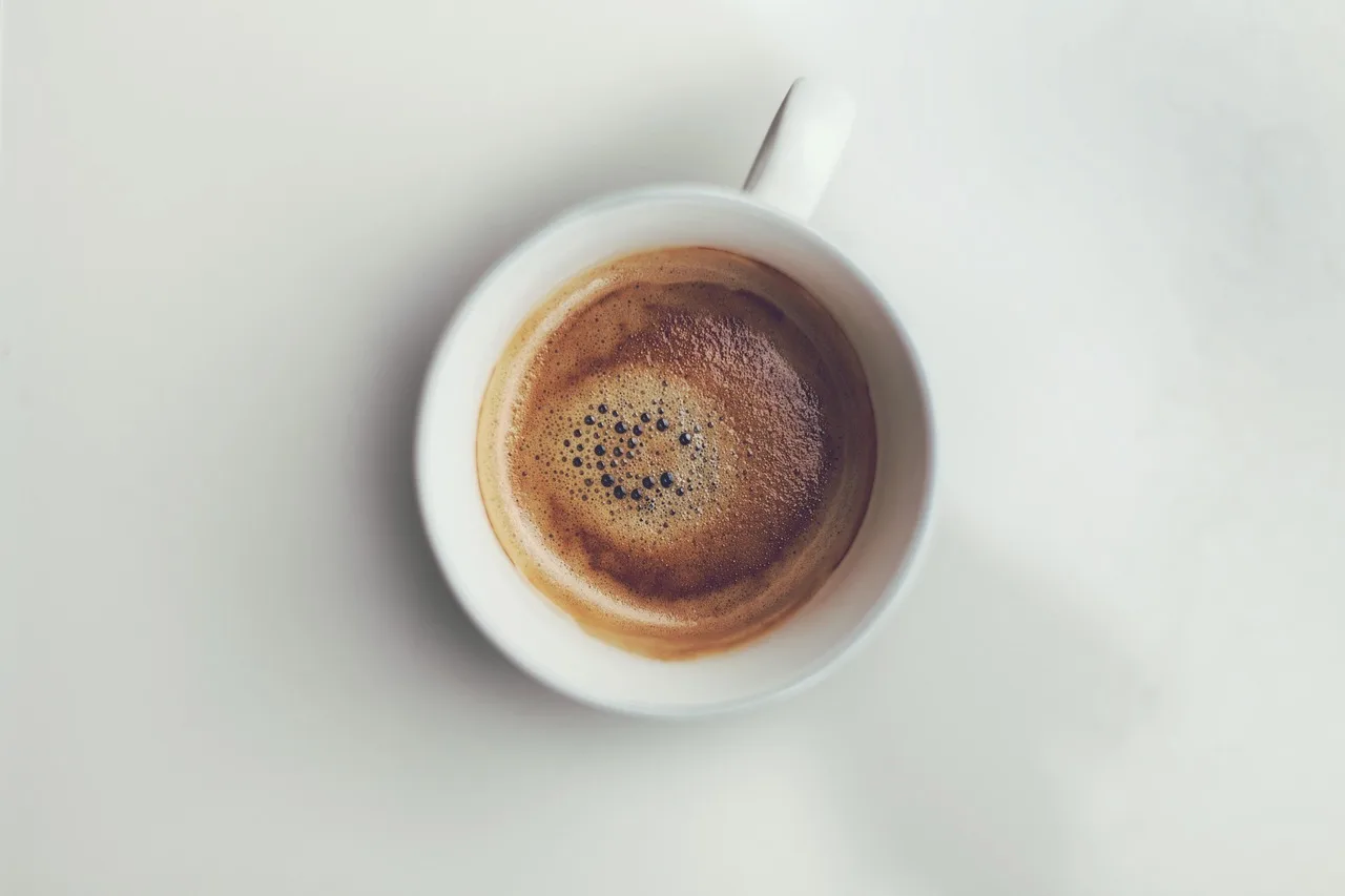 Kahve fincanı köpüklü içecek flatlay fotoğrafı
