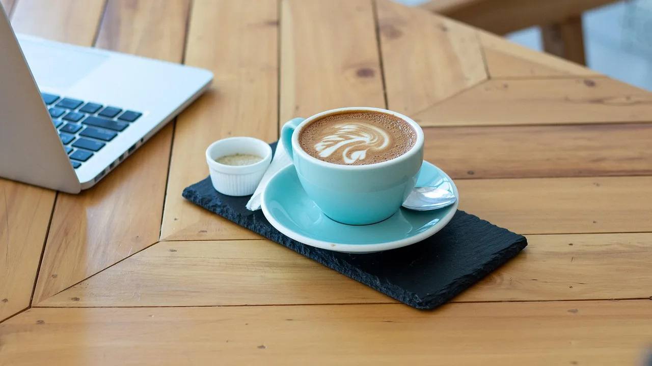 Kahve fincanı latte aroması - sabah masası