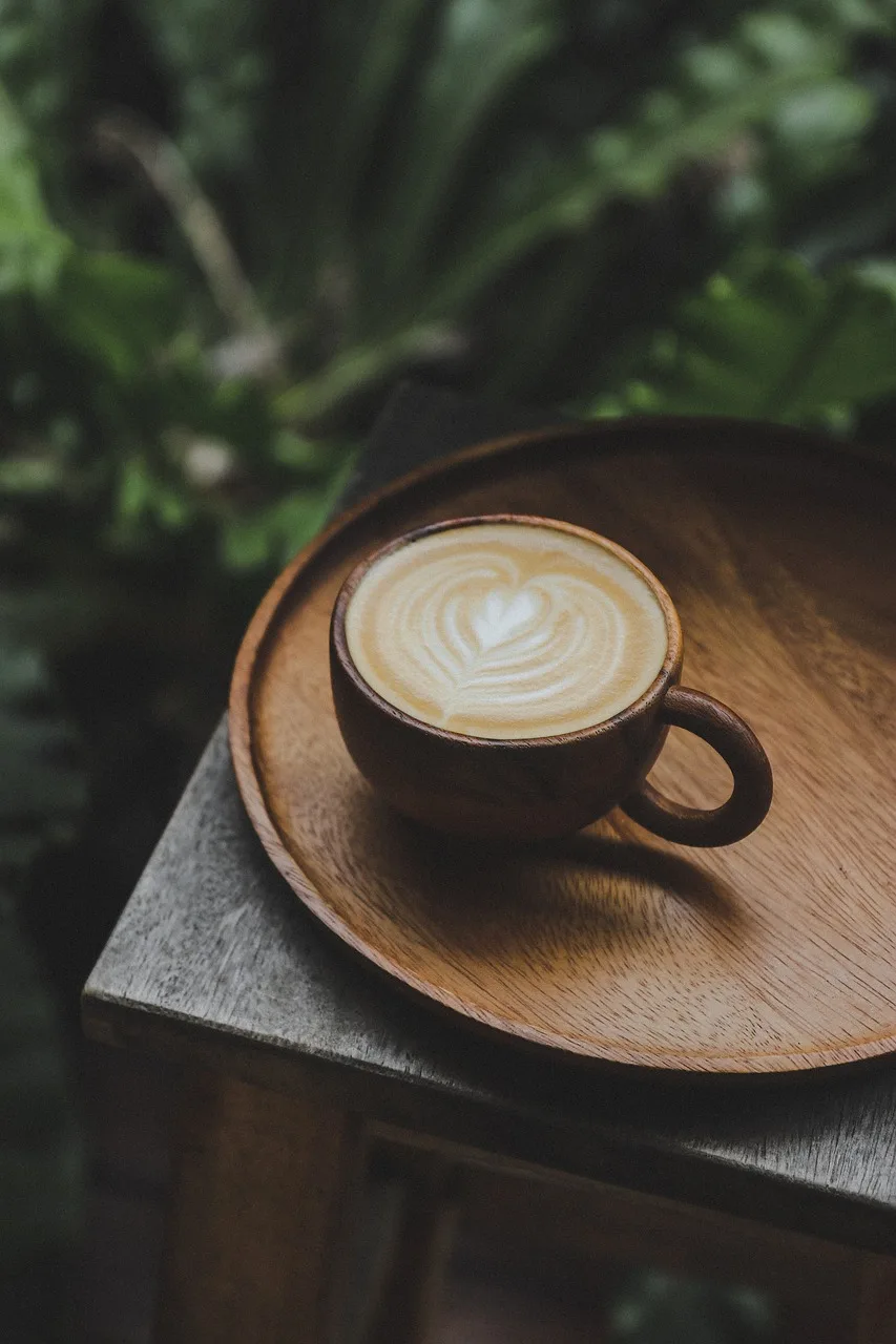 Kahve fincanı sabah ışığında - sıcak latte fotoğrafı