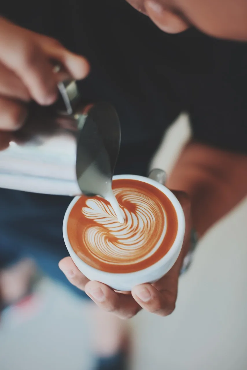 Kahve fincanı ve ahşap kafe tasarımı - sıcak içecek