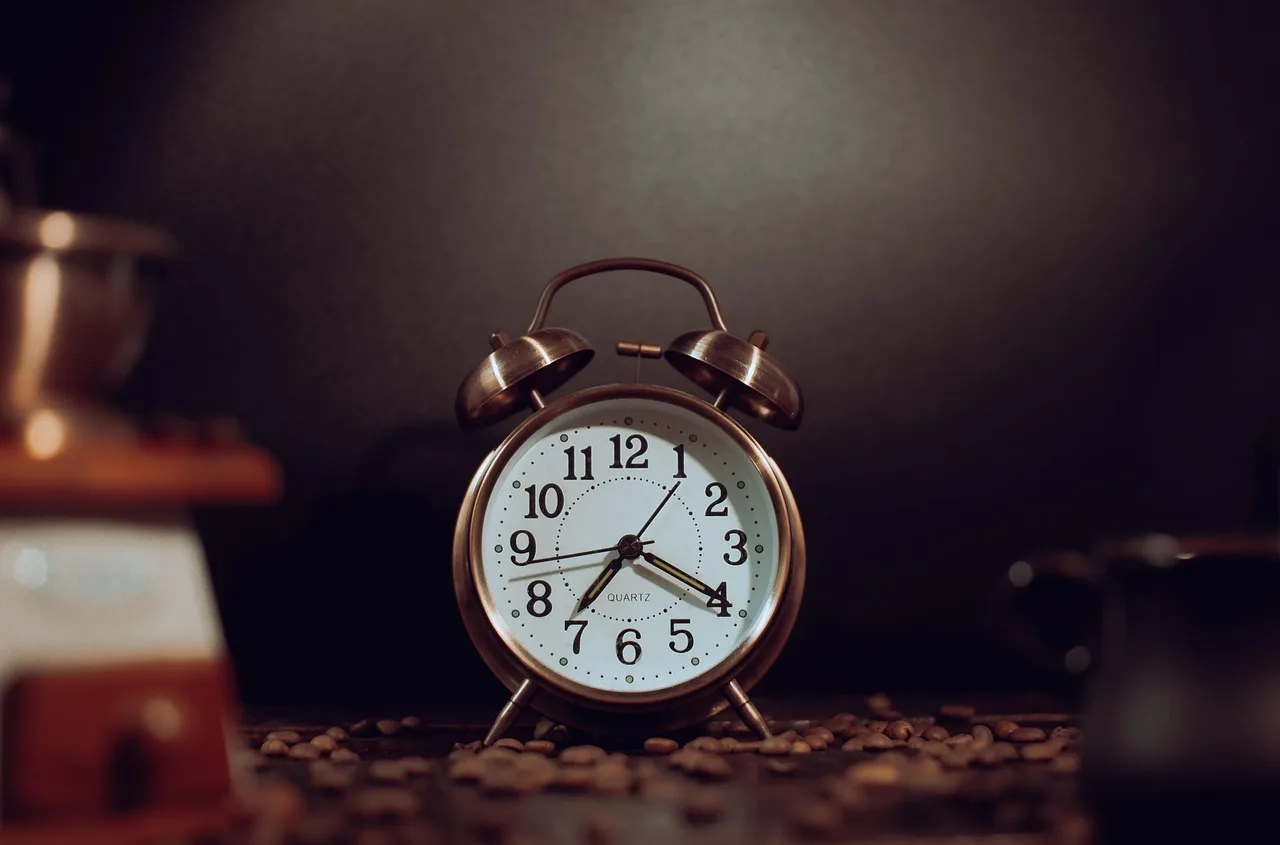 Kahve fincanı ve alarm saat fotoğrafı