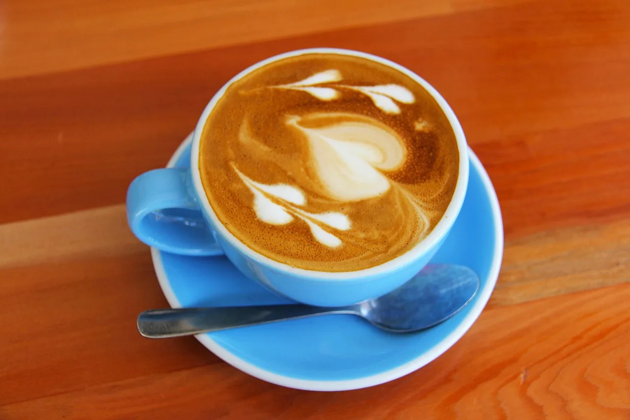 Kahve fincanı ve kalp desenli latte - sıcak içecek