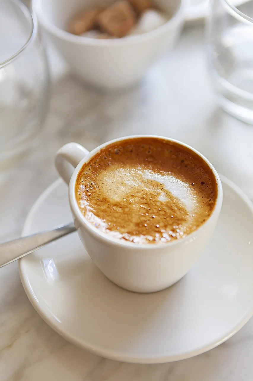 Kahve köpüklü latte kahvaltı masası