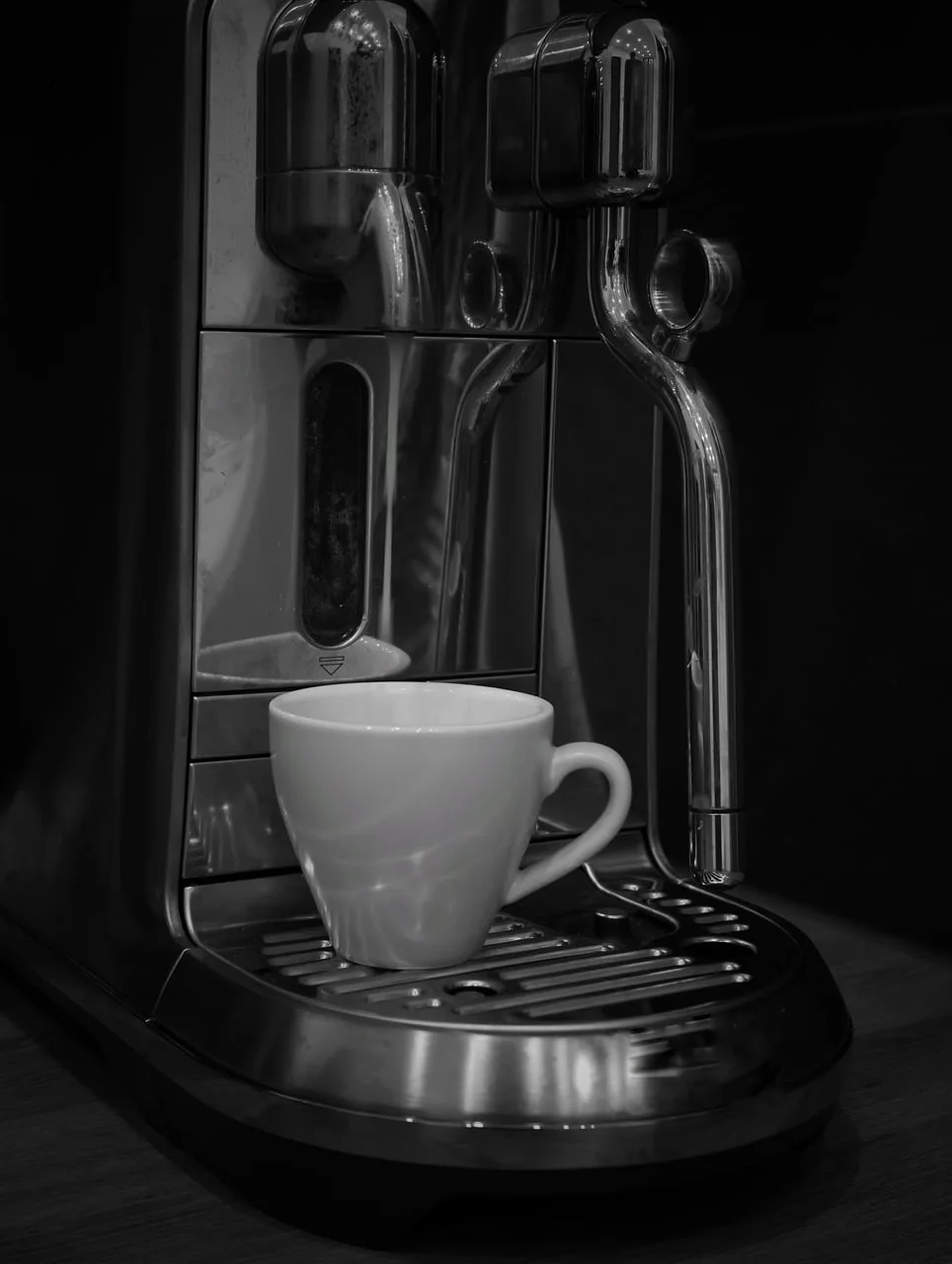 Kahve makinesi ve espresso fincanı - monokrom fotoğraf
