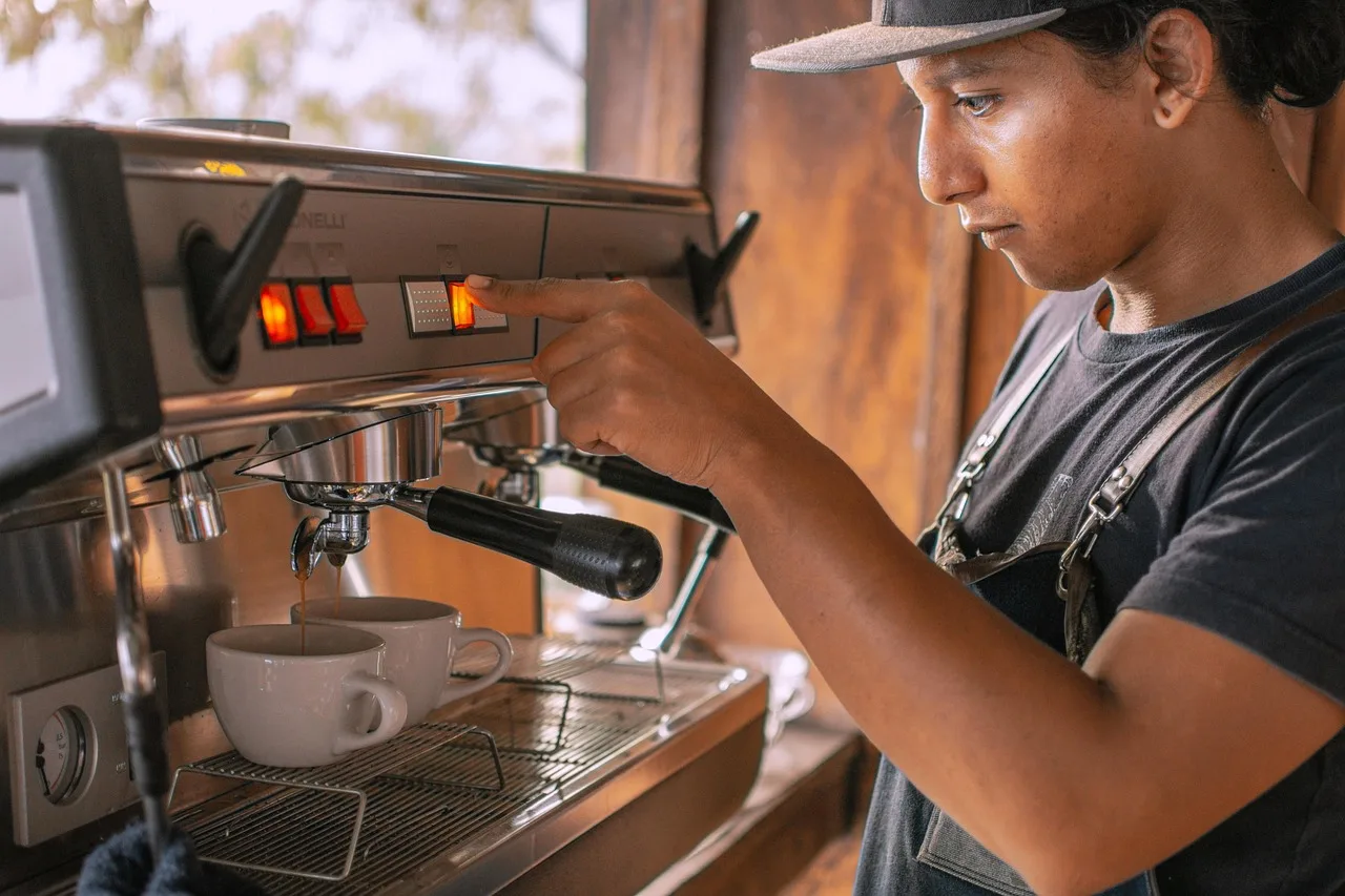 Kahve makinesi ve genç çalışanlar - kafe ortamı