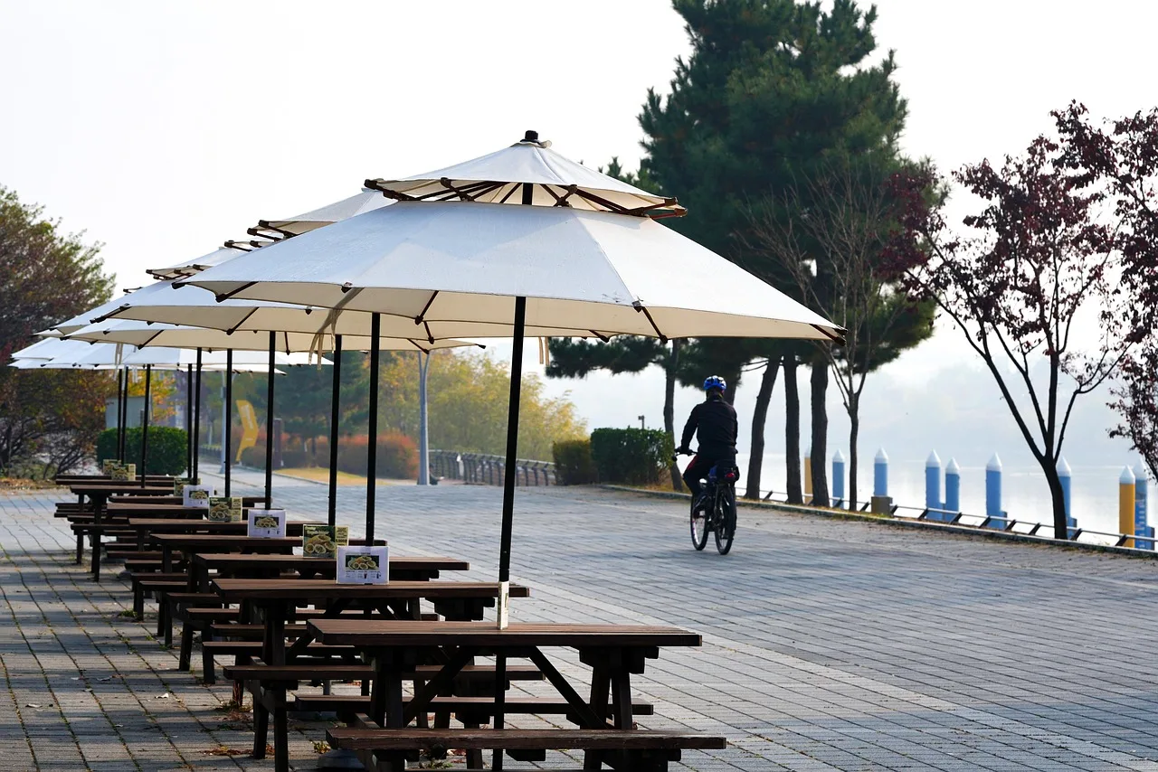Kahve molası bisikletli yol kenarı fotoğrafı