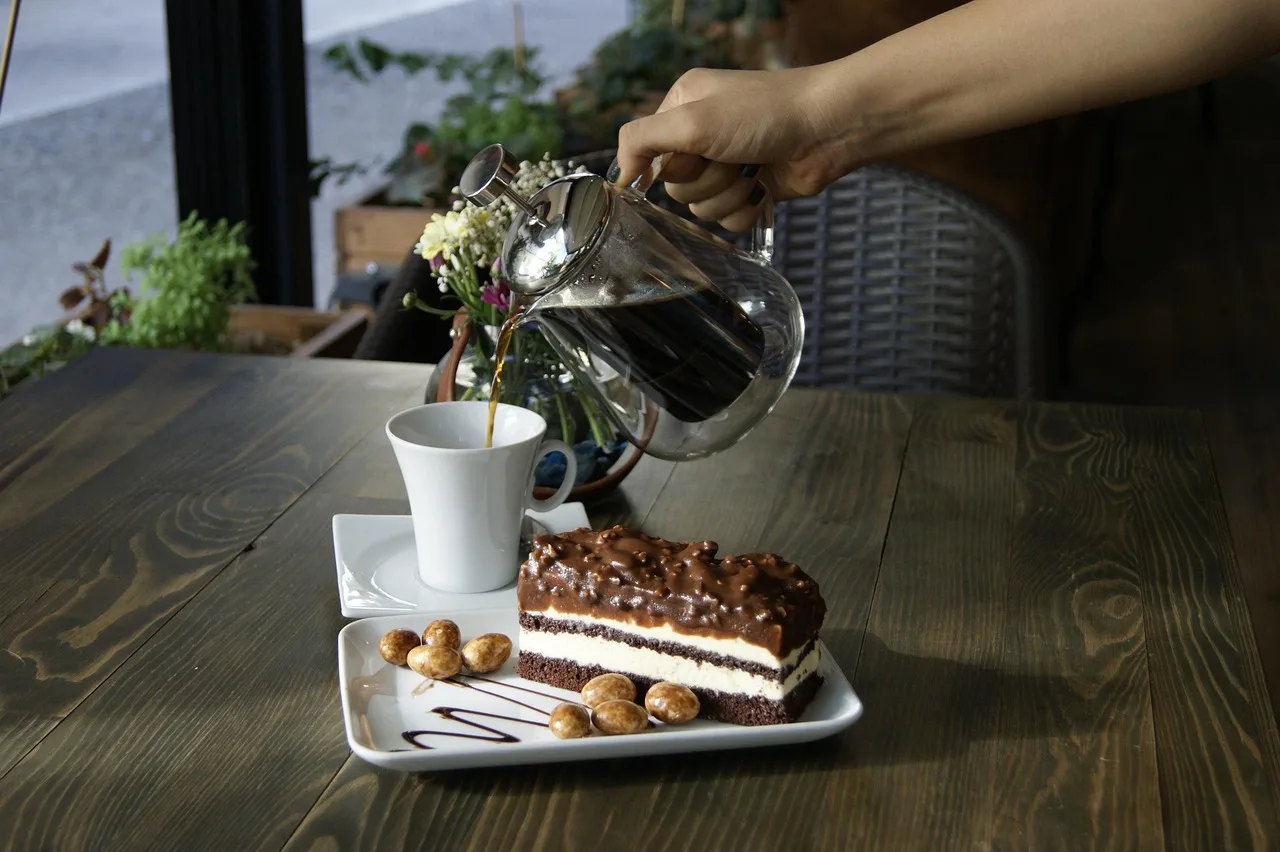 Kahve ve çikolatalı kek - lezzetli kafe anı