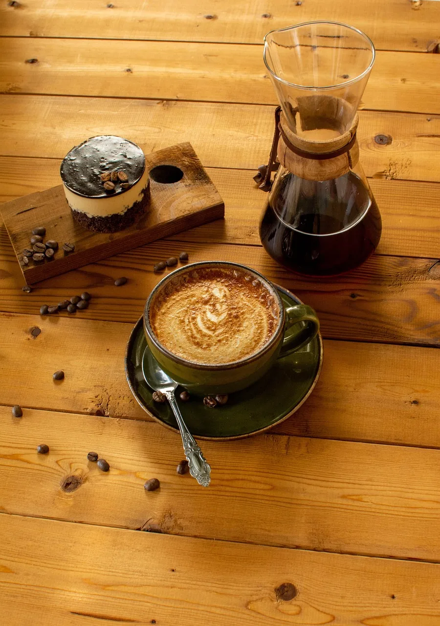Kahve ve kekli atıştırmalık masası - rahat café