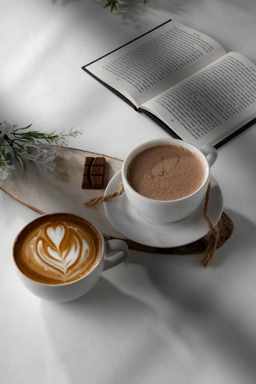 Kahve ve kitap köşesi - rahatlatıcı latte art