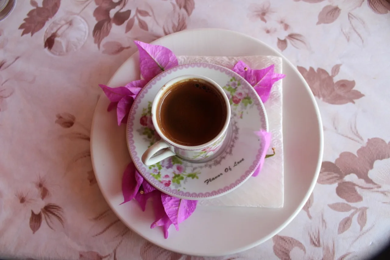 Kahve ve pembe çiçekli kahvaltı masası - romantik