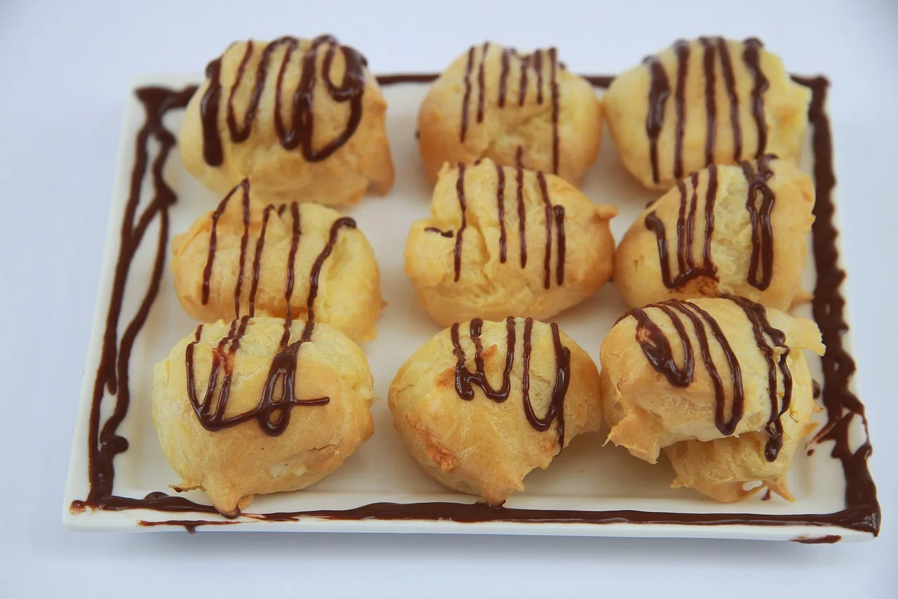 Kahverengi çikolatalı profiterol pastası - lezzetli tatlı