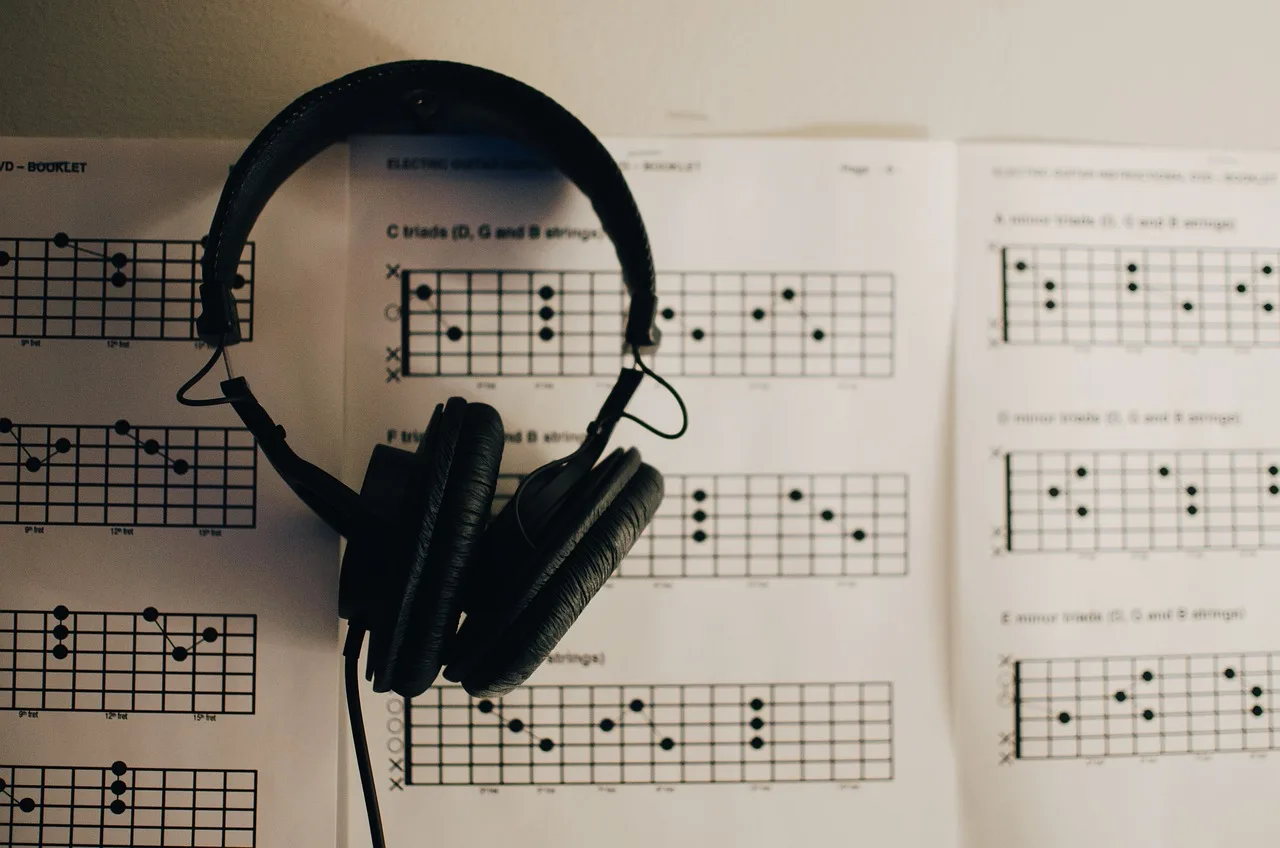 Kahverengi kulaklık ve siyah hoparlör - müzik