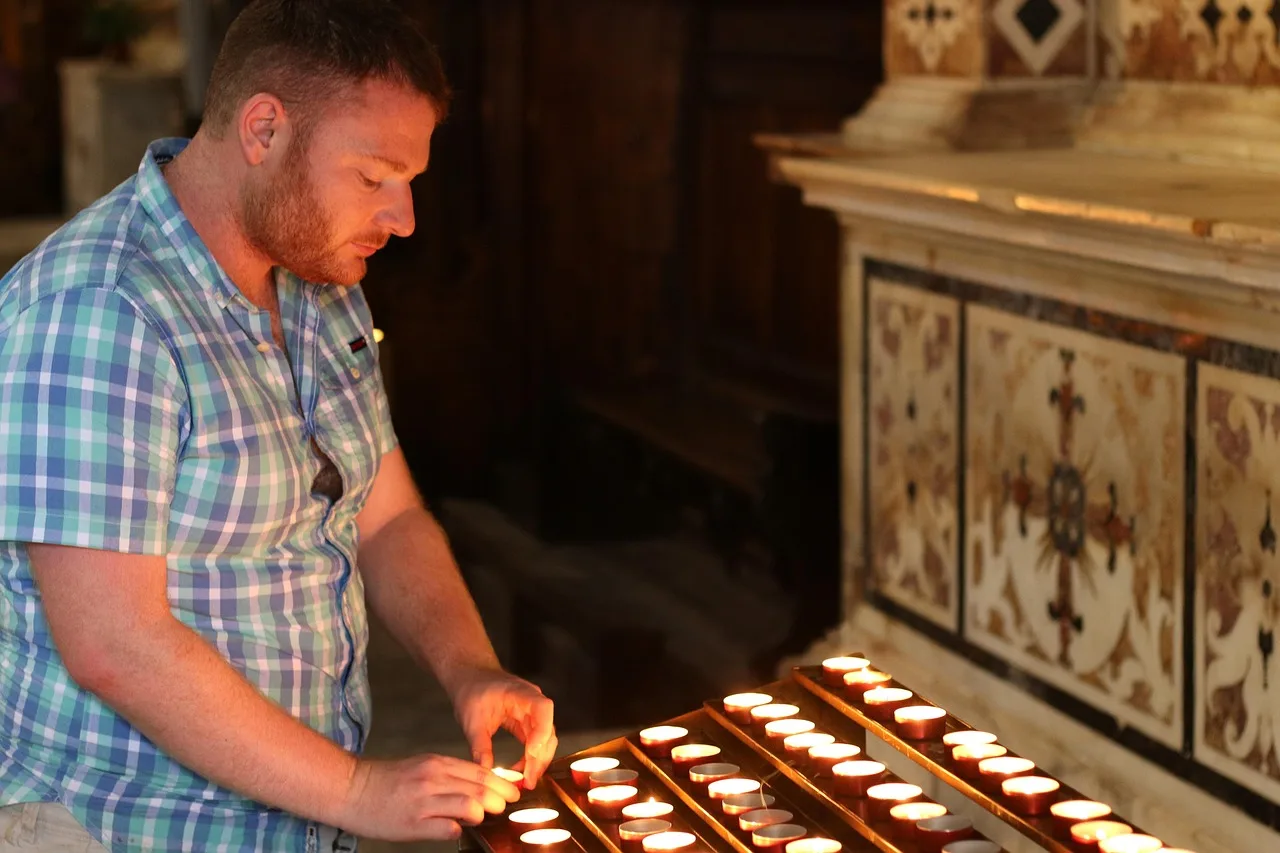 Kahverengi mumlu Katolik kilise iç mekanı