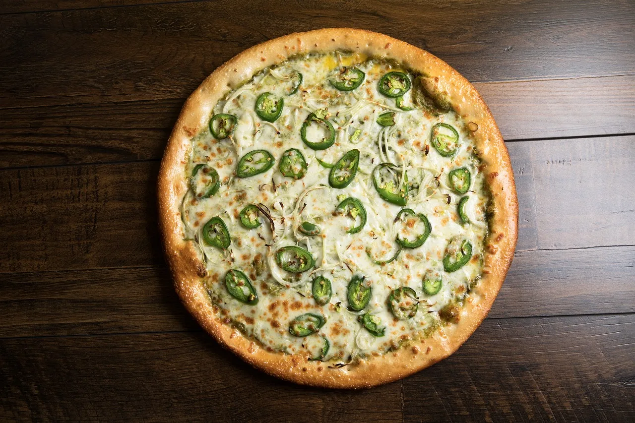 Kahverengi pizza dilimi - peynirli hamur işi lezzeti