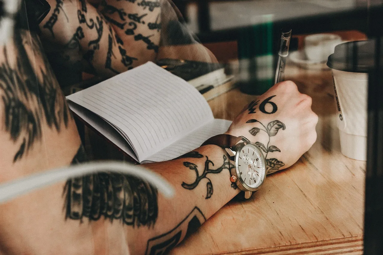 Kahverengi takma saatli adam kitap okurken