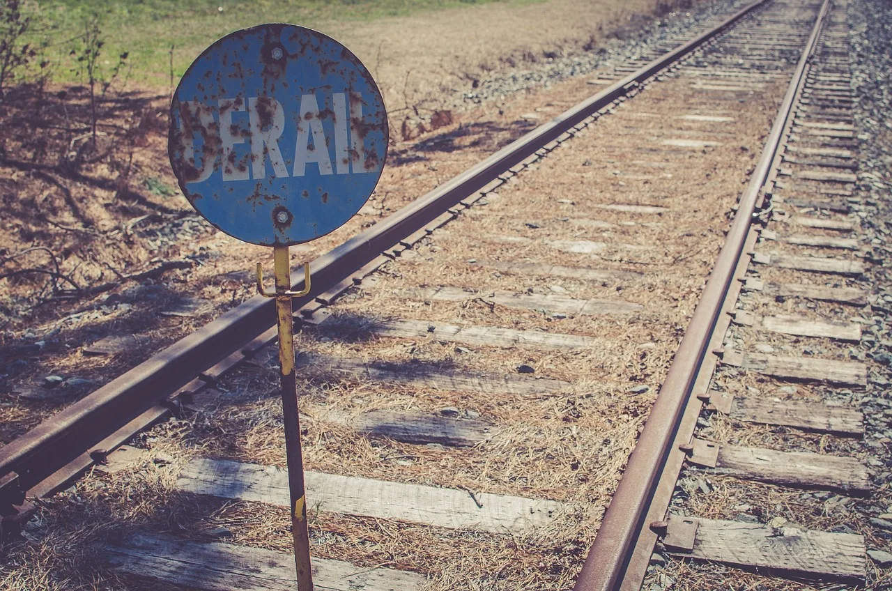 Kahverengi tren rayları - metalik seyahat fotoğrafı