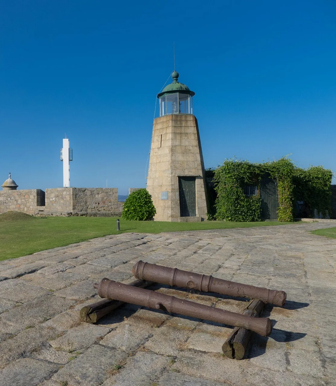 Kale duvarı önünde top ve deniz feneri - tarihi fotoğraf