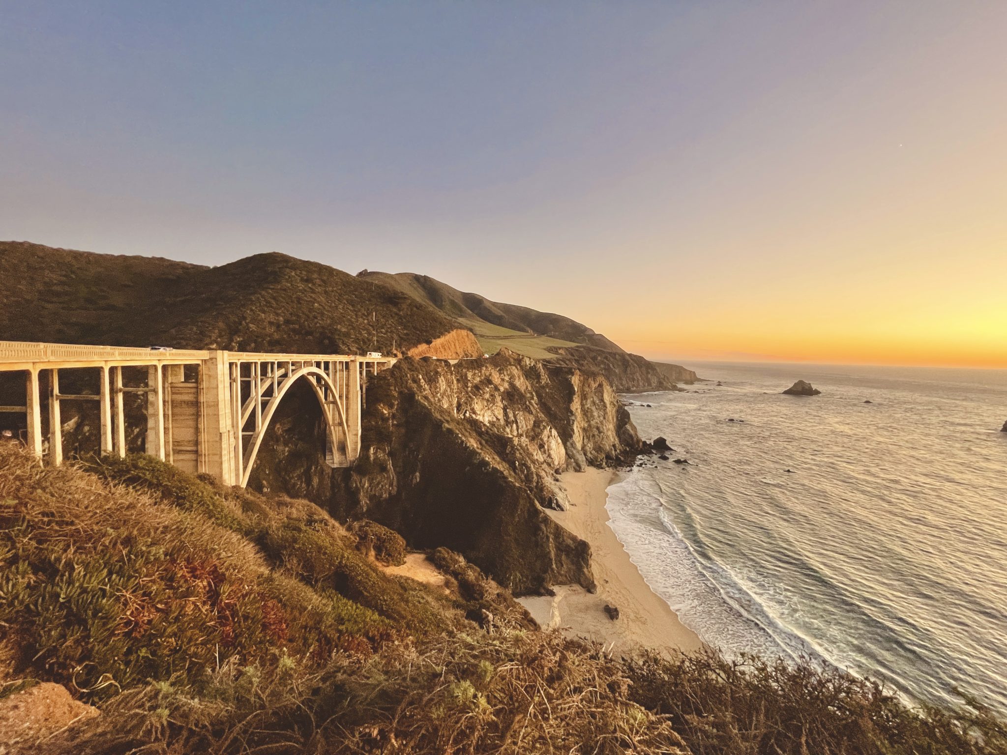 Kaliforniya Big Sur'da Bixby Creek Köprüsü ve Büyüleyici Okyanus Gün Batımı