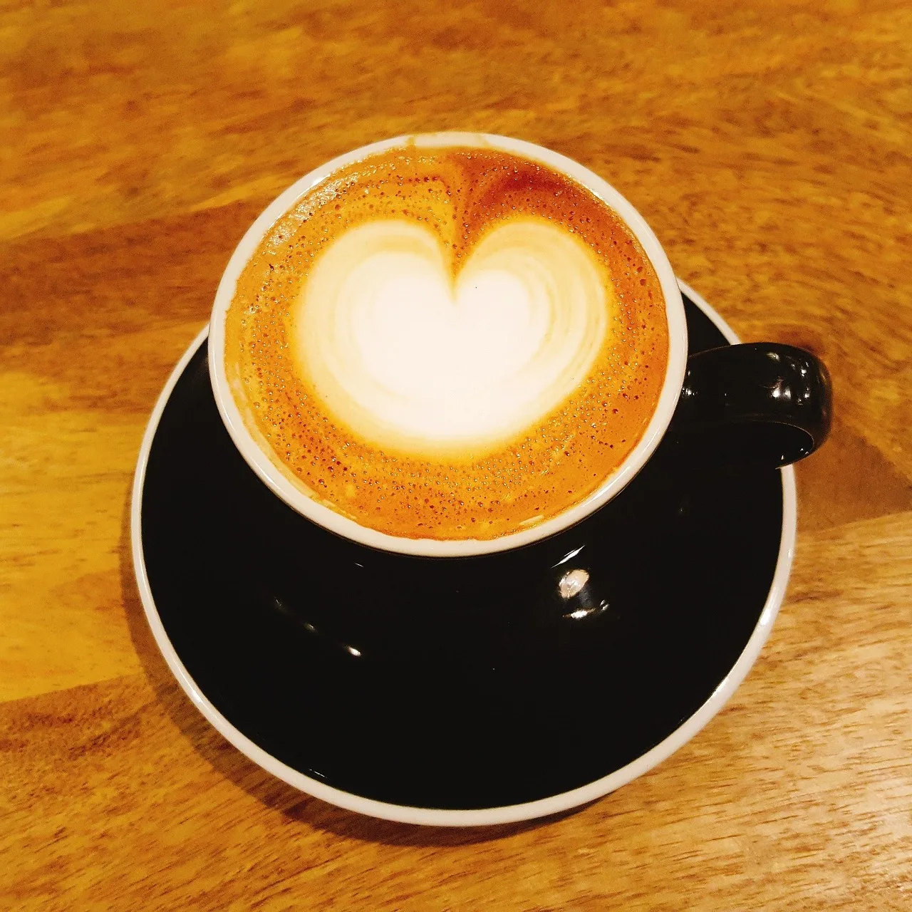 Kalp desenli latte art - sıcak kahve keyfi
