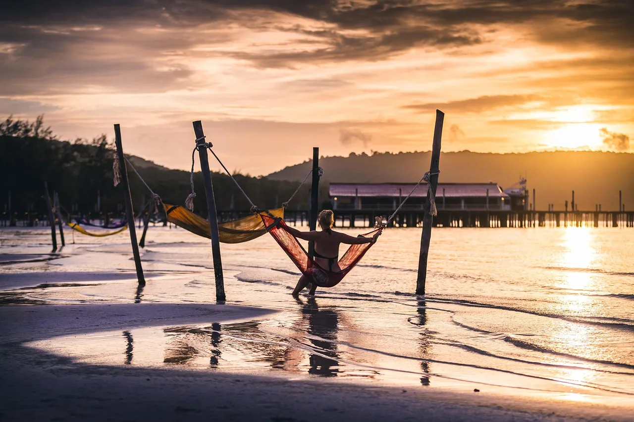 Kamboçya adası göl kenarında şezlongda dinlenme - tatil