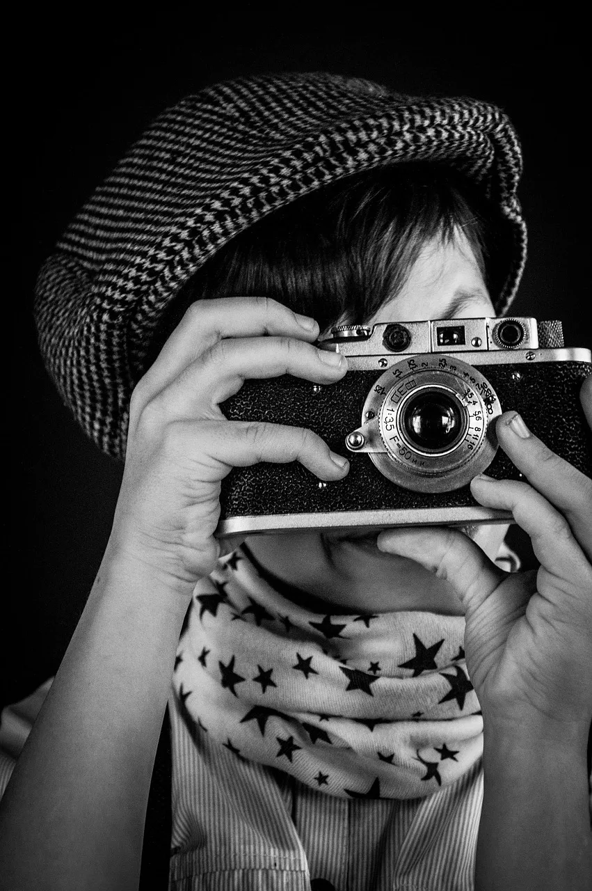 Kamera tutan vintage kıyafetli genç - retro fotoğraf
