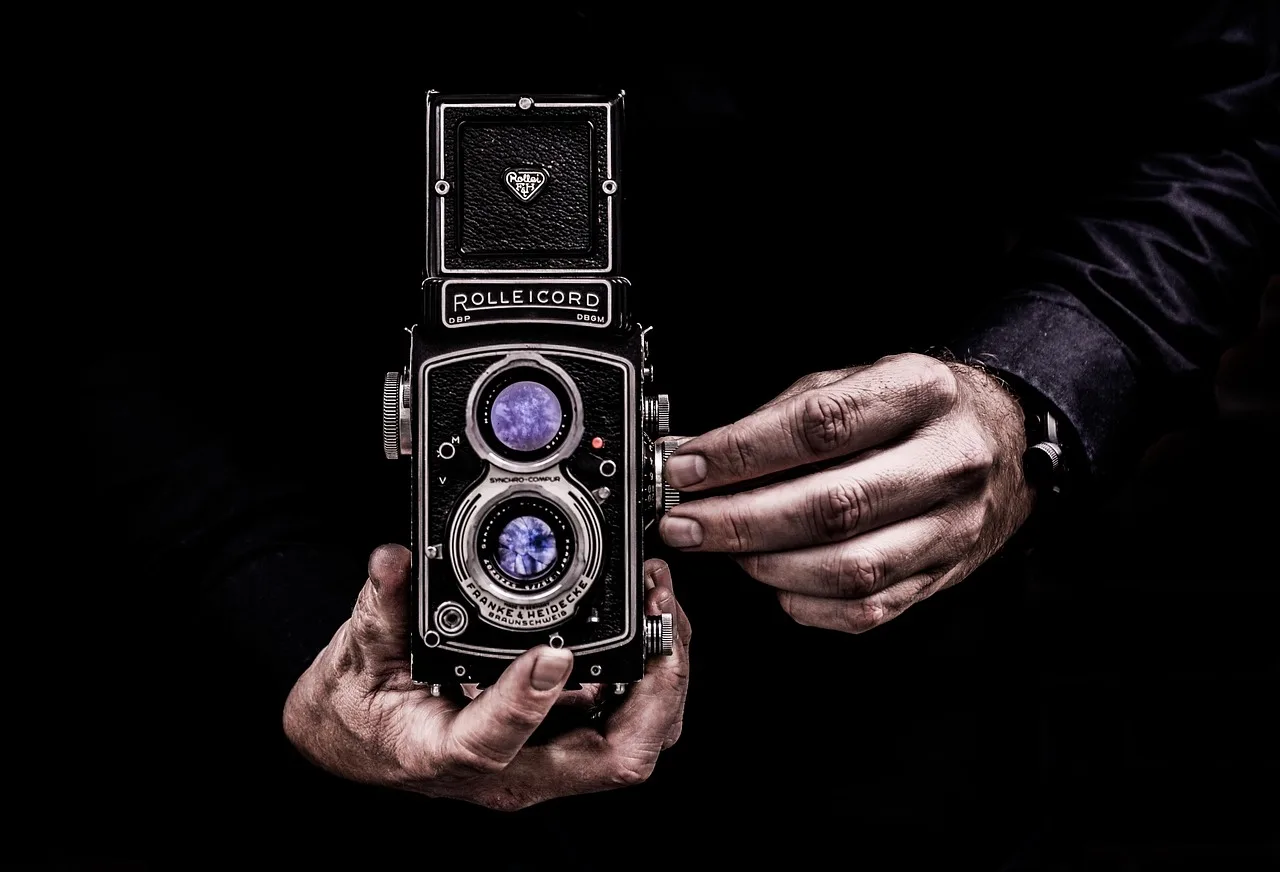 Kamera ve vintage fotoğraf portresi - eski film atmosferi