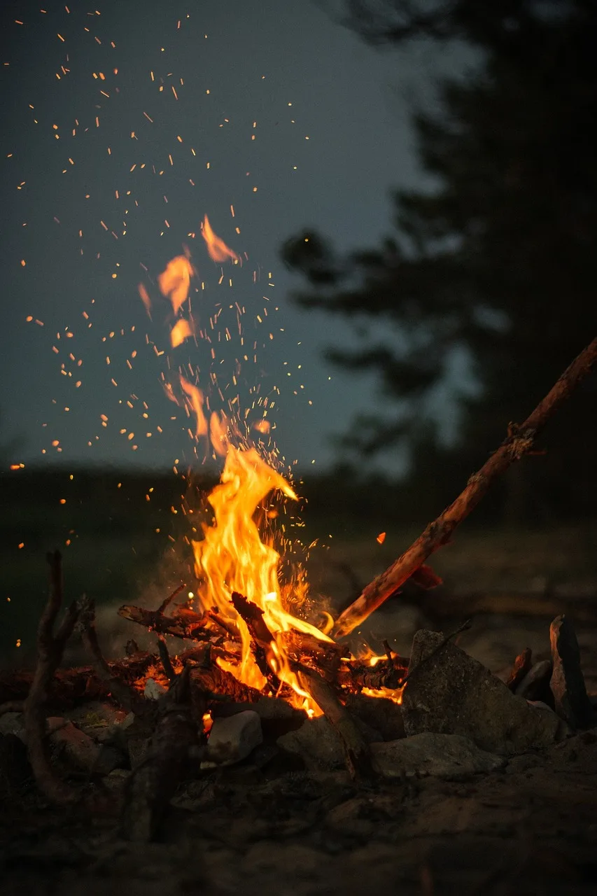 Kamp ateşi ışıkları - karanlık gece sahnesi