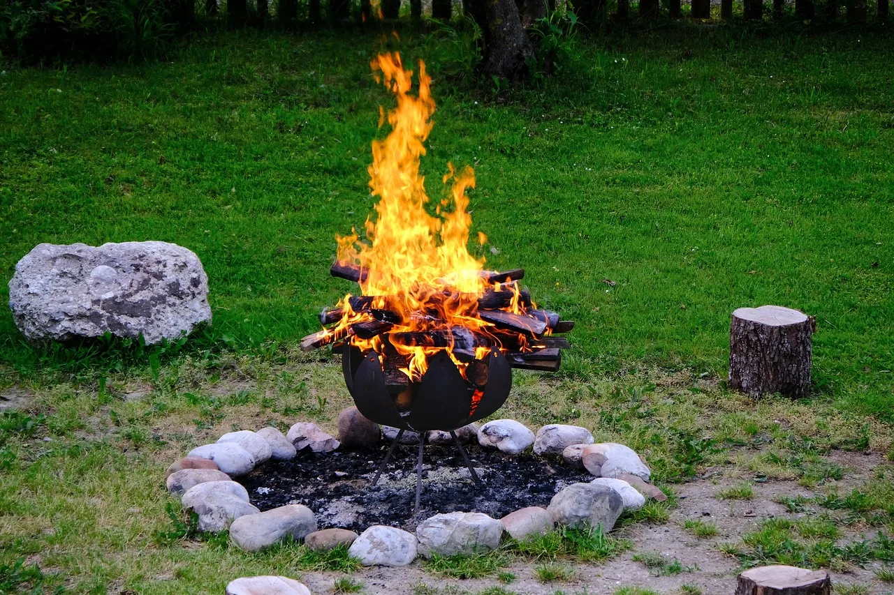 Kamp ateşi ve alevlerin sıcak parıltısı