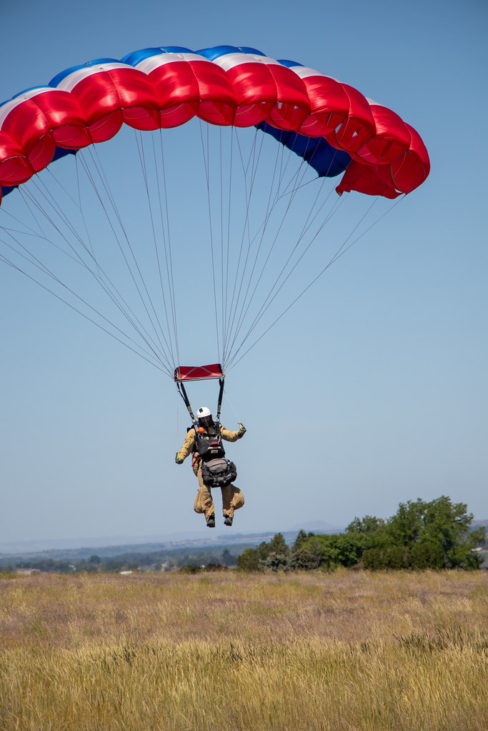 kanat paraşütüyle açık havada süzülen pilot ve doğal arazi manzarası kanat paraşütüyle açık havada süzülen pilot ve doğal arazi manzarası