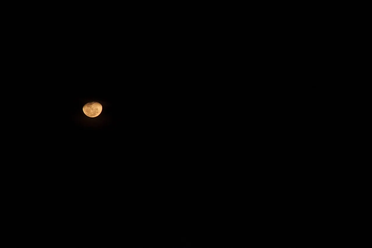 Kanlı ay gece gökyüzü manzarası - mistik astronomi