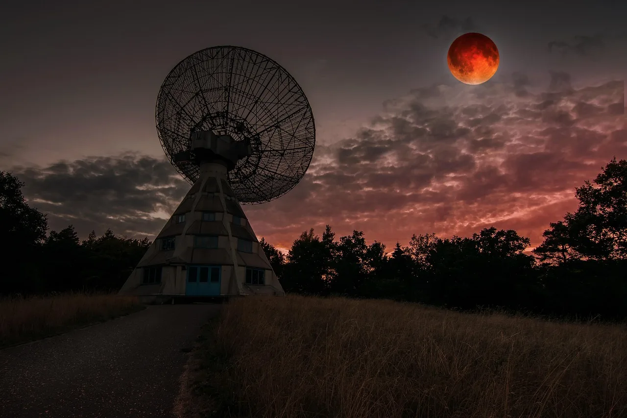 Kanlı ay ve radyo teleskop görüntüsü - gece gökyüzü
