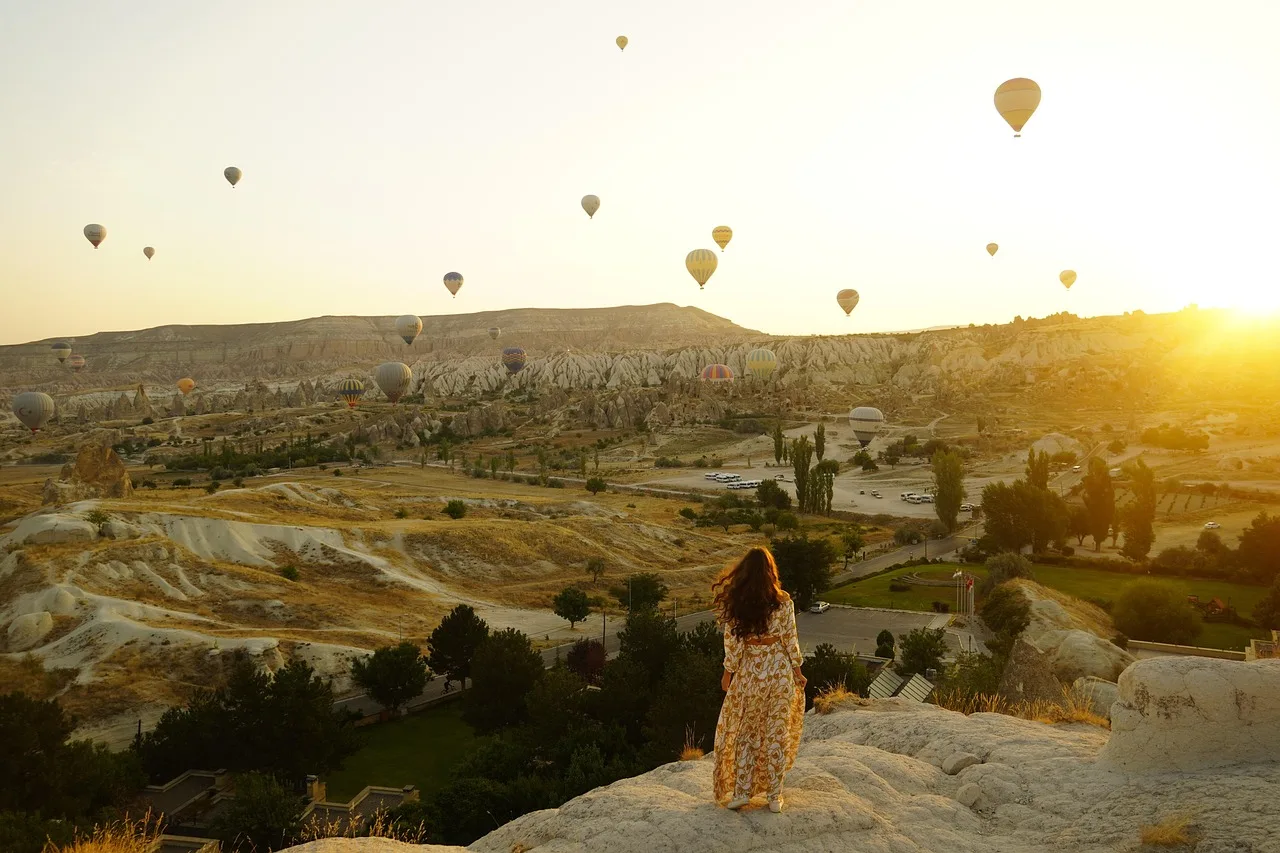 Kapadokya sıcak hava balonu manzarası - vadide gün doğumu