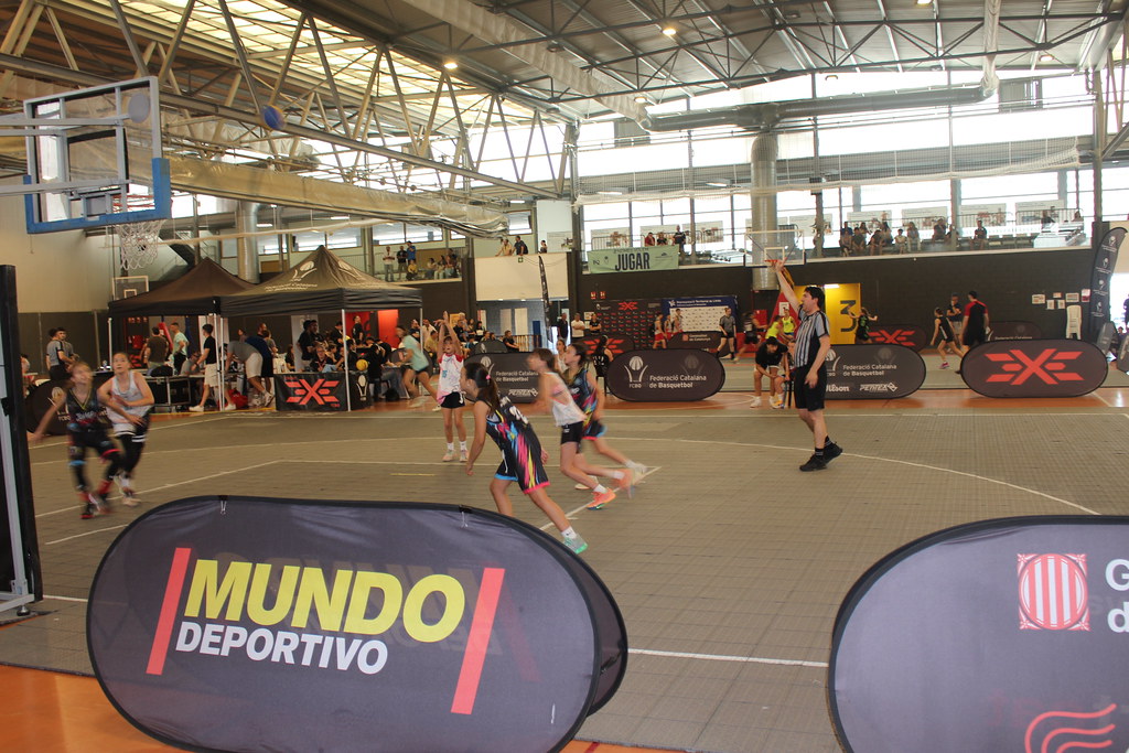 Kapalı spor salonunda coşkulu 3x3 basketbol maçı ve dinamik yarış atmosferi Kapalı spor salonunda coşkulu 3x3 basketbol maçı ve dinamik yarış atmosferi