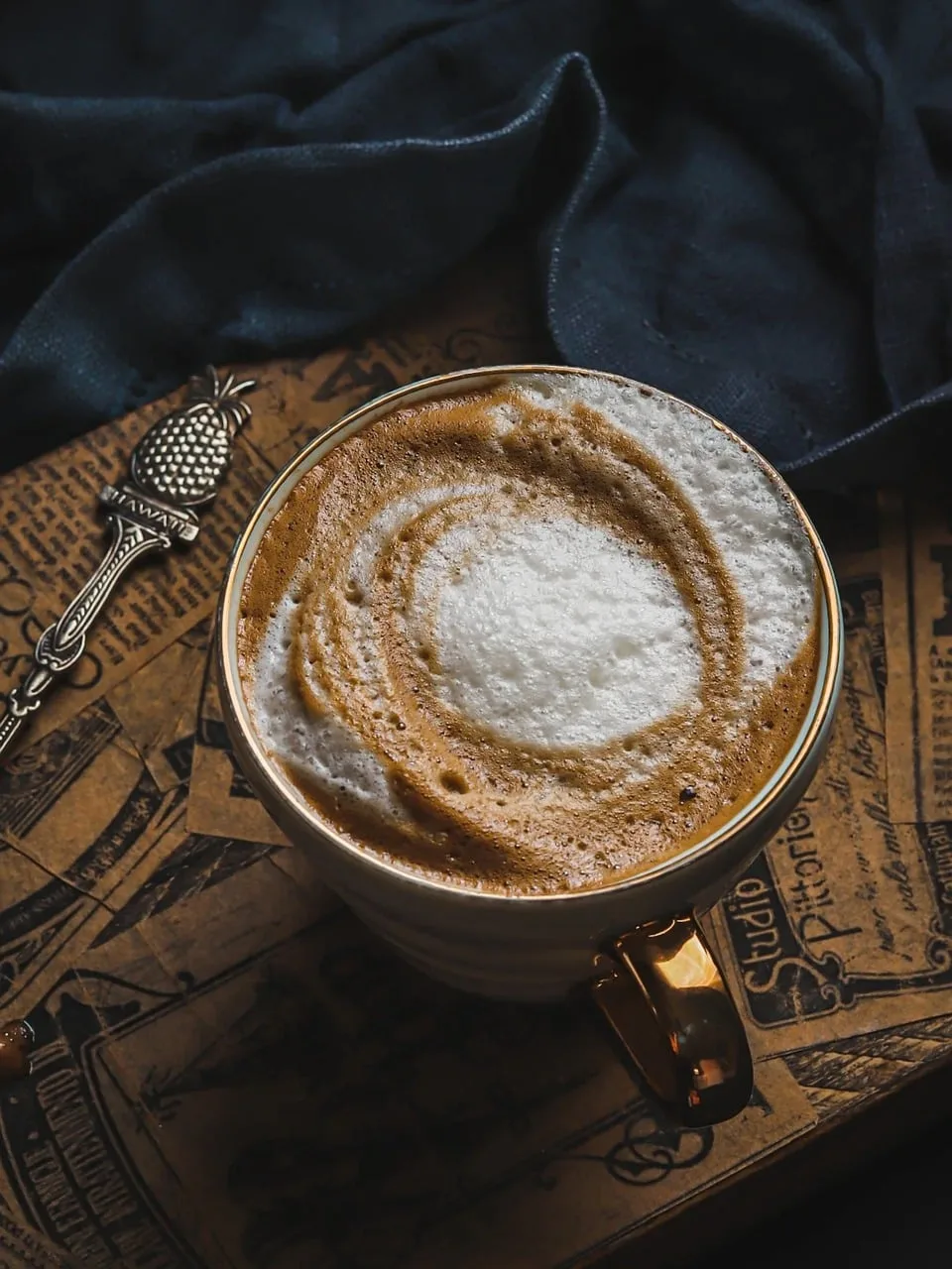 Kapüçino latte art detaylı fotoğraf - vintage kafe Kapüçino latte art detaylı fotoğraf - vintage kafe