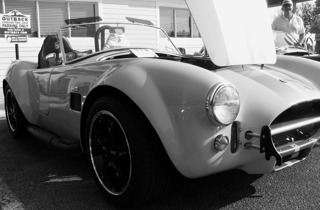 Kaputu Açık Klasik Cobra: Siyah Beyaz Tonlarda Nostaljik Spor Araba Detayları
