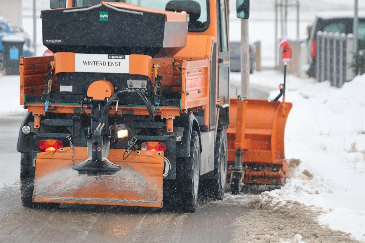 Kar temizleme aracı yol üzeri kış manzarası