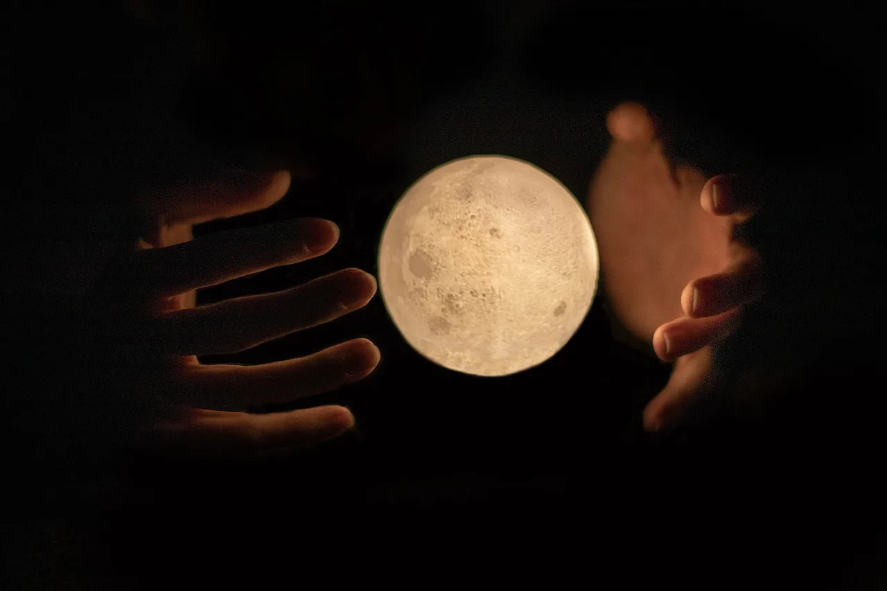 Kara ay tutan el - mistik fantastik fotoğraf