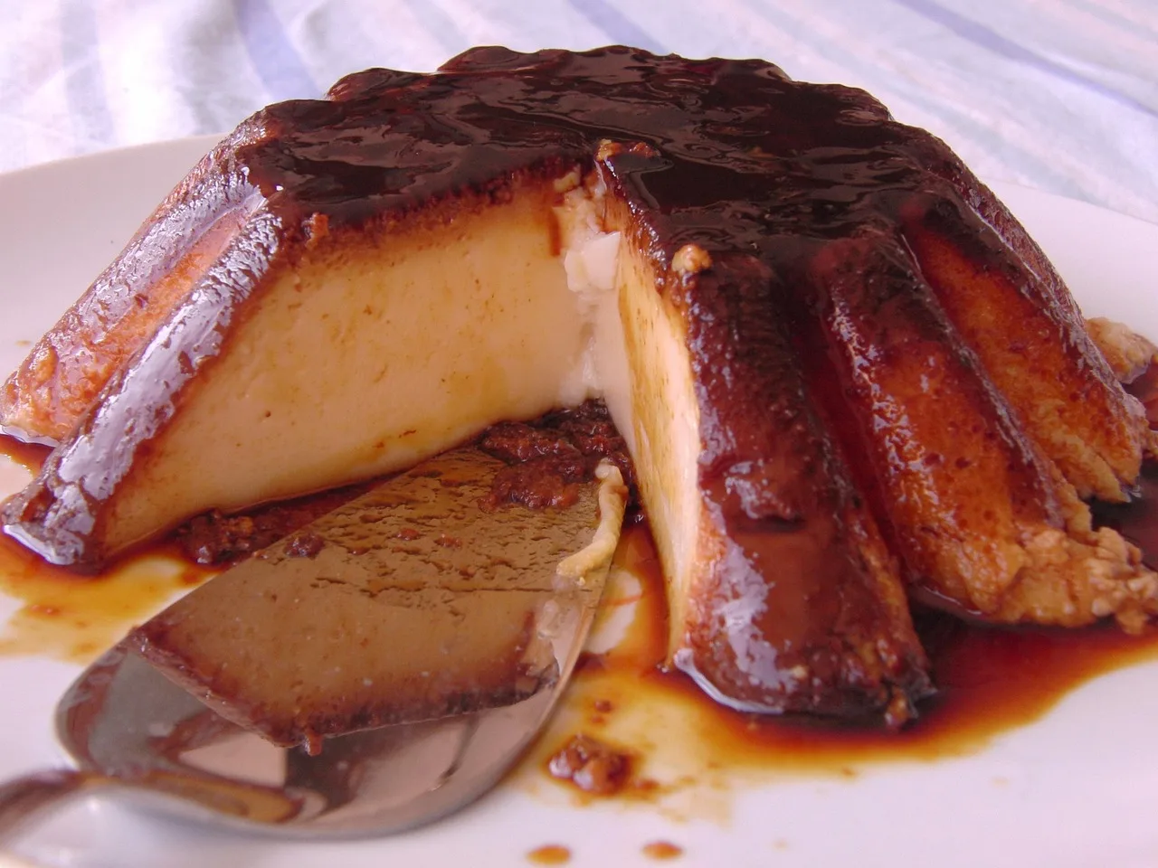 Karamelli flan dilimleri - tatlı fotoğrafı