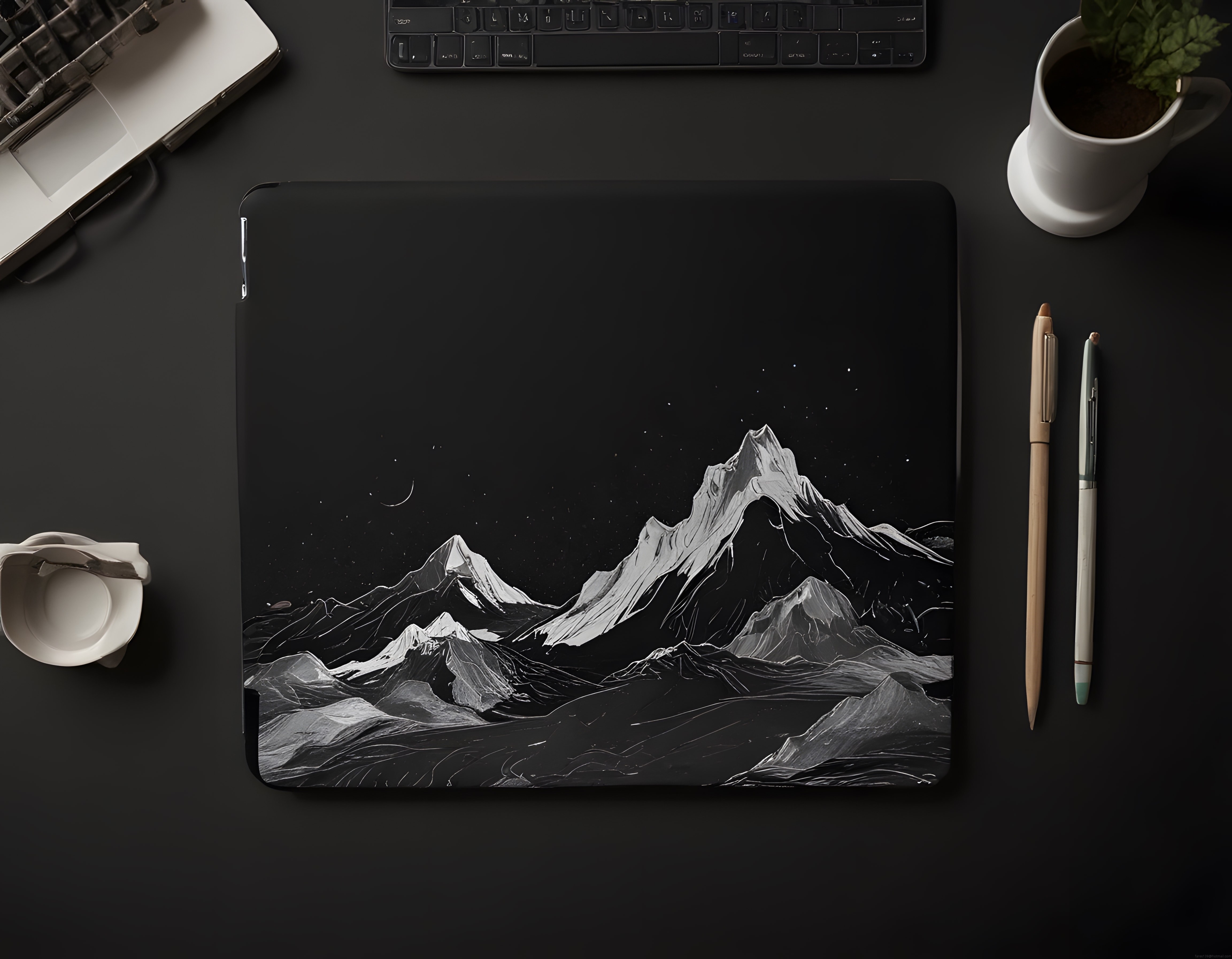 Karanlık Çalışma Masasında Tablet Üzerinde Gece Dağları Dijital İllüstrasyonu