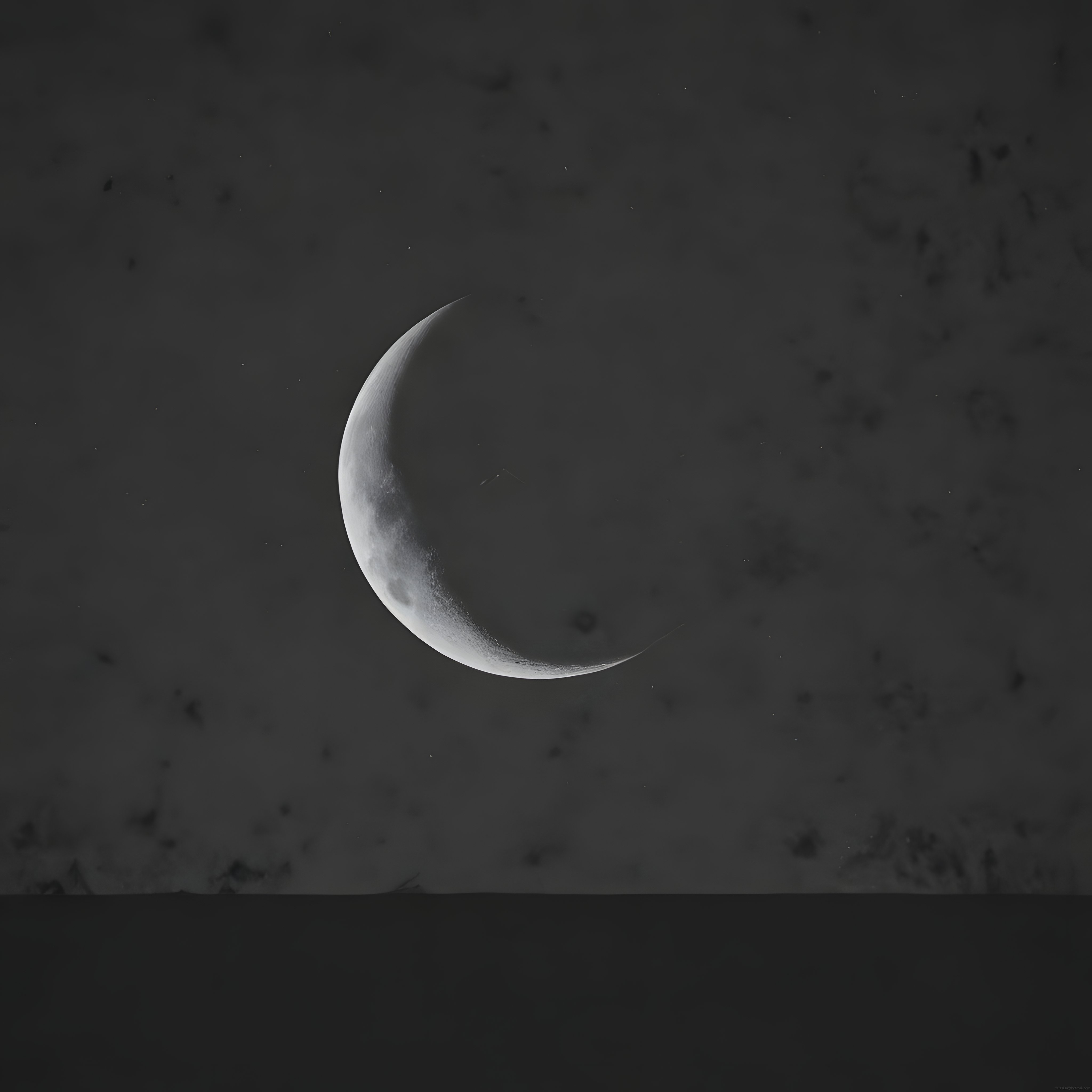 Karanlık Gece Gökyüzünde Hilal Ay ve Bulutların Oluşturduğu Gizemli Atmosfer