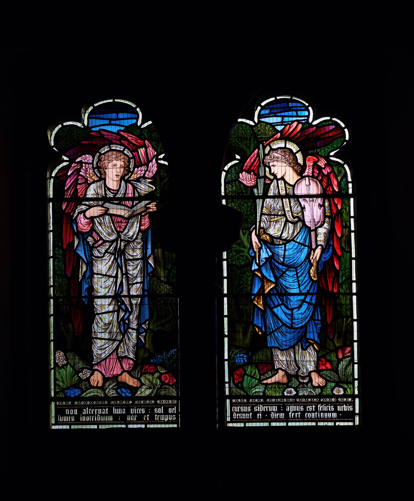 Karanlık Katedral İçinde Parlayan İki Eski Vitray Panel: Melekler ve Yazılar
