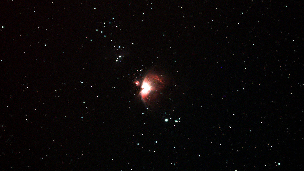 Karanlık Uzay Boşluğunda Parıldayan Kızıl Nebula ve Büyüleyici Yıldız Kümesi