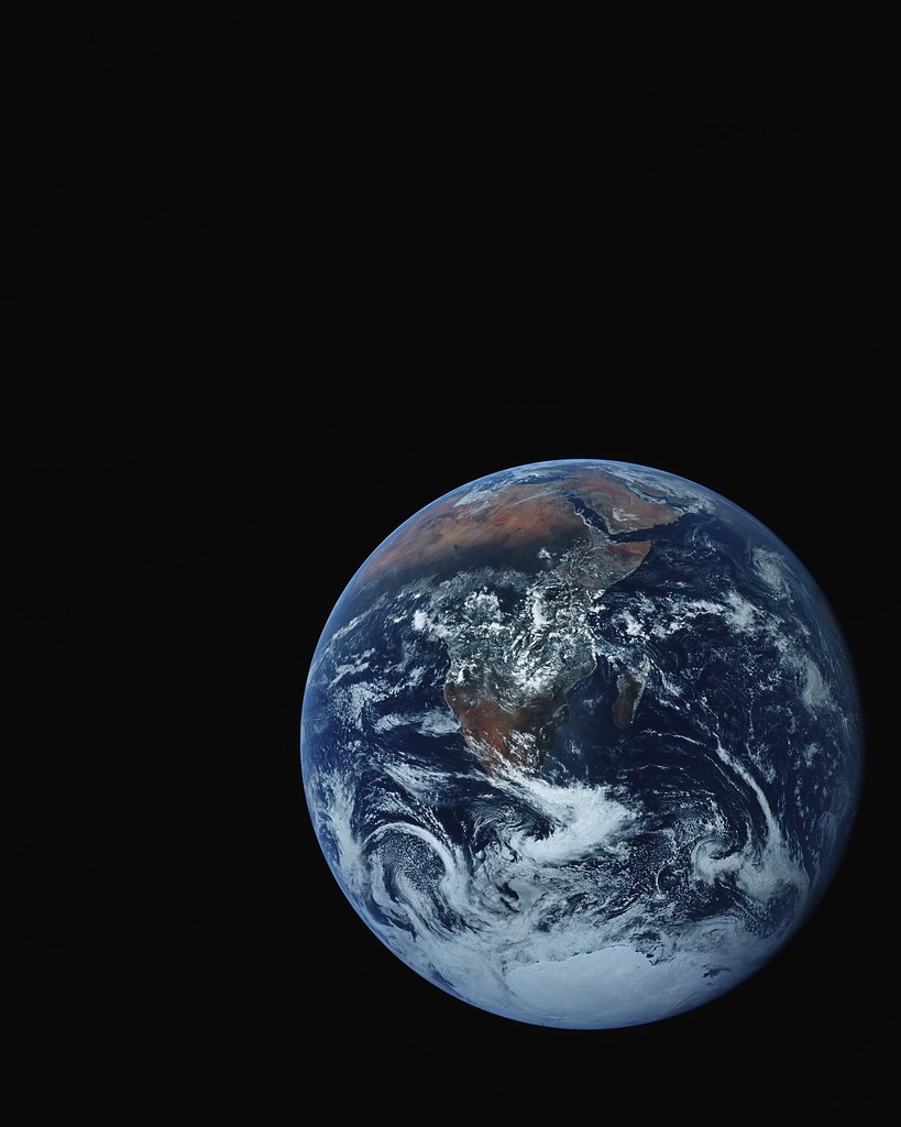Karanlık Uzayın İçinde Işıldayan Mavi Gezegen Dünya ve Atmosferi