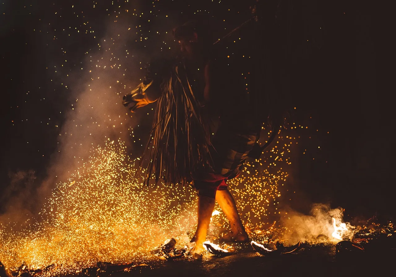 Karanlıkta kahverengi kostüm dansı - ateşli etkinlik