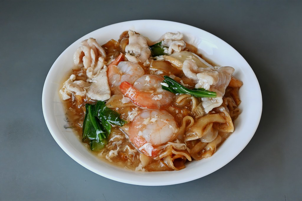karides ve tavuklu soslu asya noodle yemeği taze sebzelerle beyaz kapta