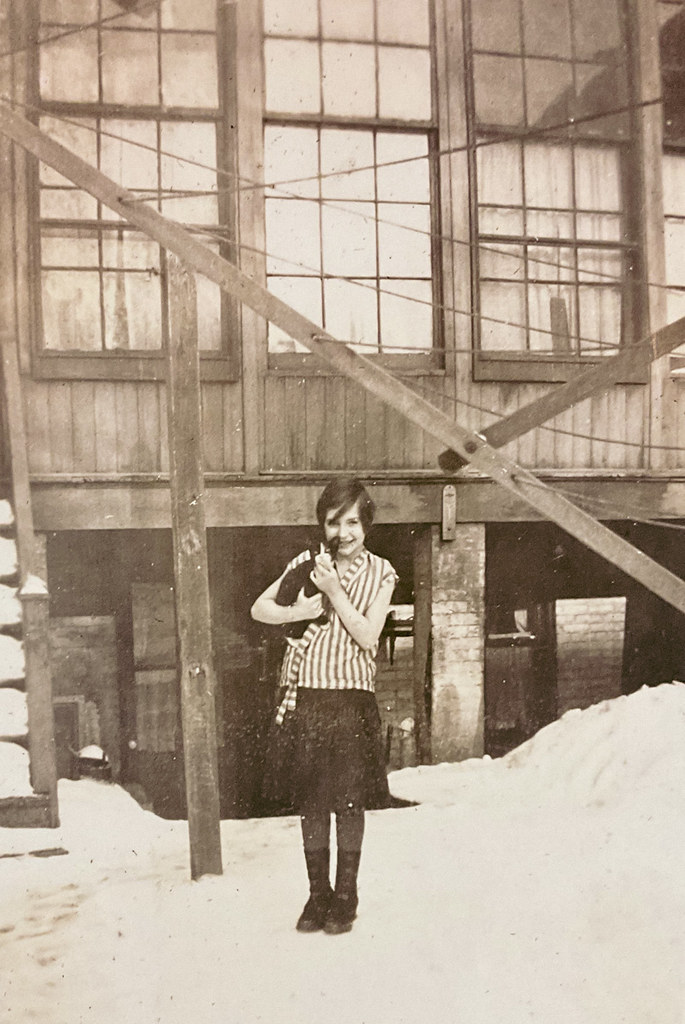 Karlı Ahşap Evin Önünde Kediyle Poz Veren Genç Kızın Vintage Fotoğrafı